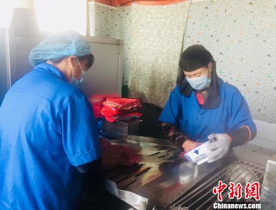 图为青海省民和县龙彦福利餐具清洗消毒服务公司的粗洗厂房里残疾人员工正在工作。 央姬卓玛 摄