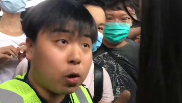 出现在包围圈内的香港电台男记者
