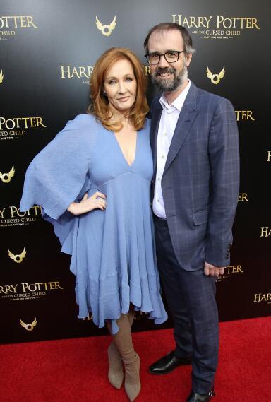 尼尔·默里（右）与妻子J·K·罗琳一起参加《哈利·波特》系列活动（图片来自“百老汇世界”网站）