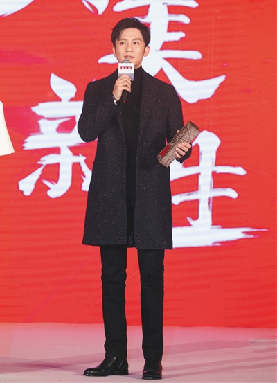 李晨获时尚权力榜“年度守望者”大奖