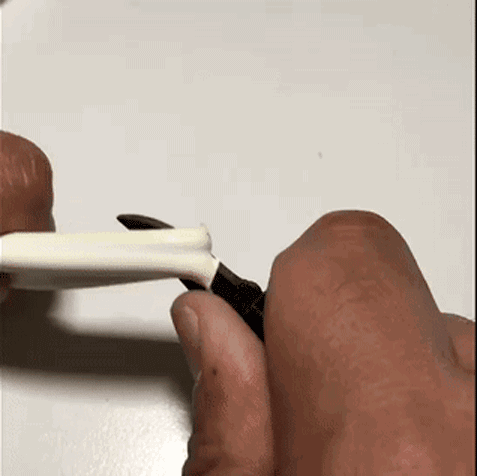 而当安全笔换上实用工具卡之后,更是成为了具备六角勺,金属锯,螺丝刀