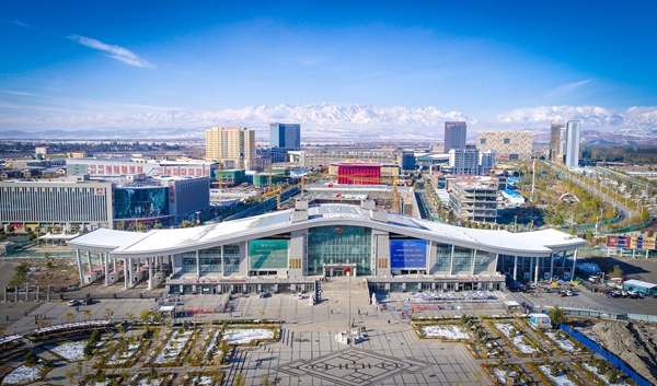 一步跨两国 免税购物游 中哈霍尔果斯国际边境合作中心迎冬季旅购高峰