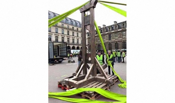 图集|烧气车、竖断头台……法国“黄背心”运动进入第三周