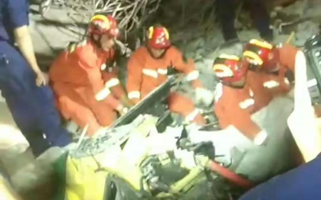 救援人员从黄色轿车中救出一人。  受访者供图