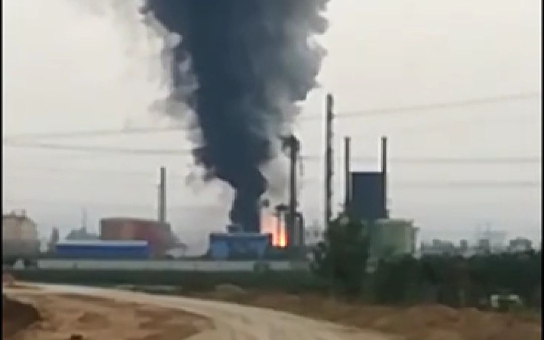 河南辉县市一化工厂发生爆燃事故，浓烟冒向天空。视频截图