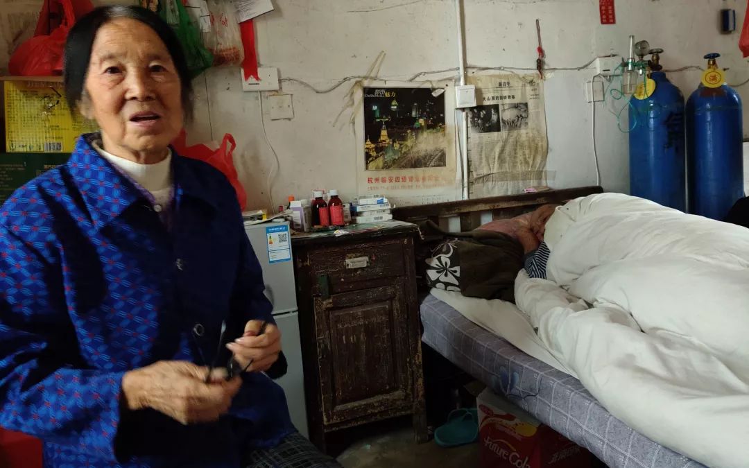 ▲李四妹在病房中,经常卧床不起的是她的丈夫涂关新。新京报记者 张一川 摄