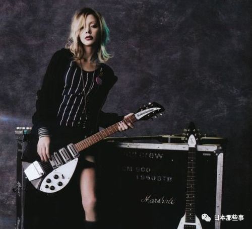2004年初次参演了深田恭子主演的电影《下妻物语》还获得了电影新人奖。