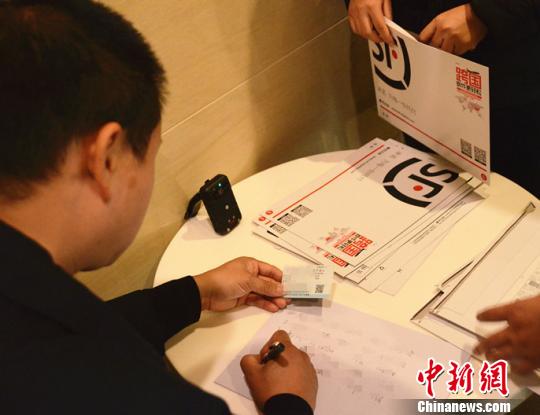 图为警方对查获的火车票进行登记。 潘宏任 摄