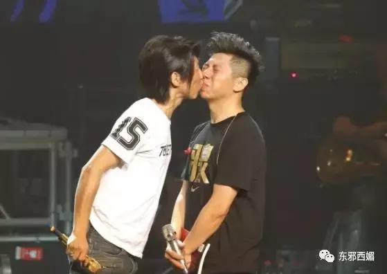 踮脚娇羞求吻,钢铁直男们现在尺度这么大了吗……