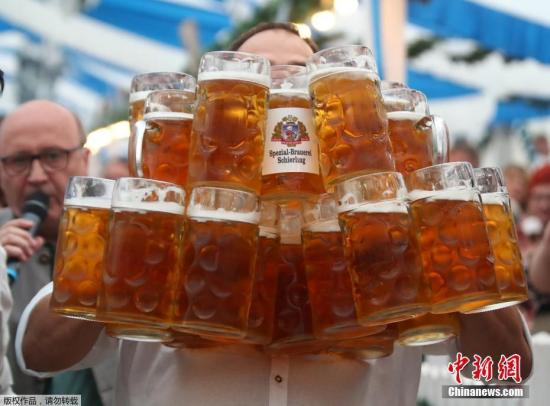 资料图：端着啤酒的德国服务生。