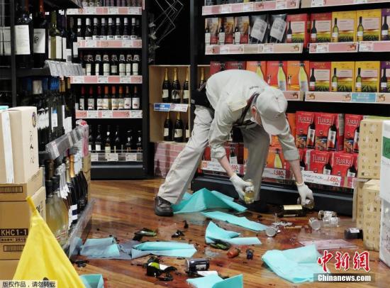 大阪市中心并没有出现窗户玻璃破损落地,房屋倒塌问题,24小时便利店也没有出现货架倒塌的问题。图为一家超市内红酒散落一地。 日本大阪发生6.1级地震