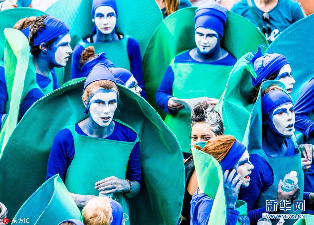 比利时首都举行大型节日游行 表演者奇异装束