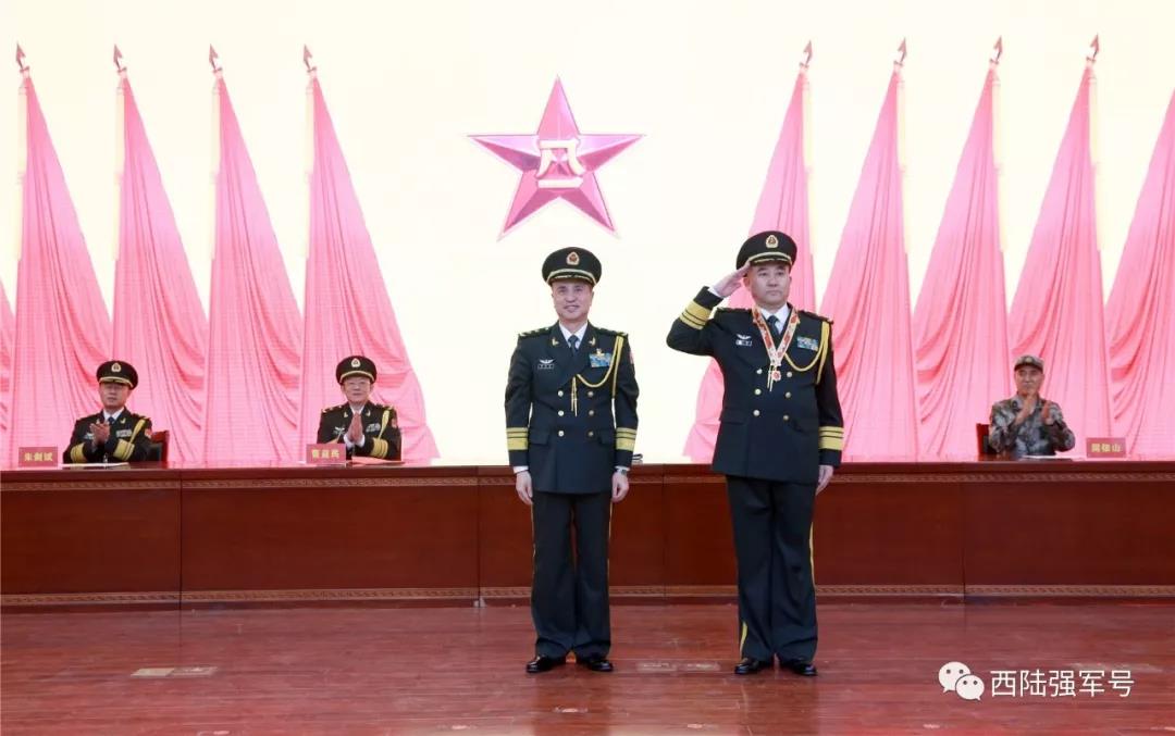 战区陆军王凯副司令员受发“庆祝中华人民共和国成立70周年”纪念章