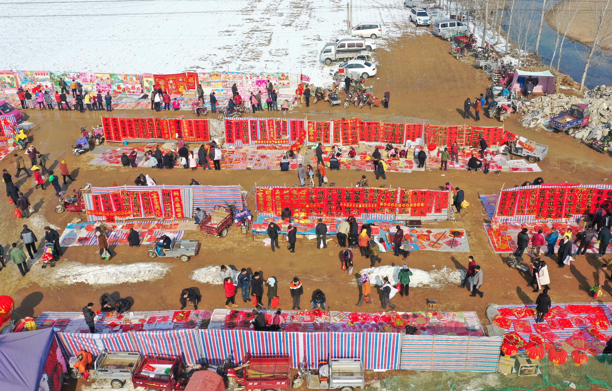 航拍山东万人赶年集,人潮涌动堪比春运