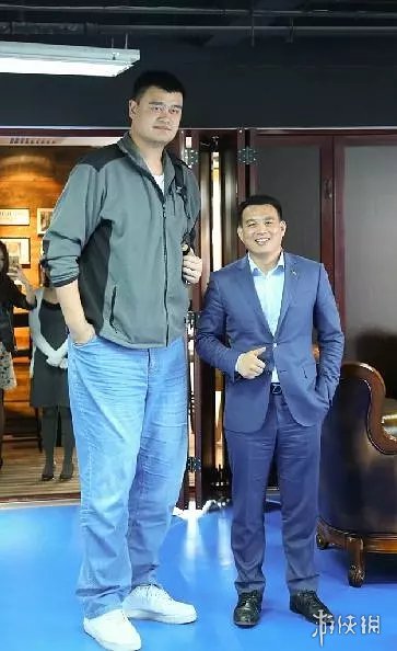 众名星与姚明合影惨被网友调侃:好像只有一米三!