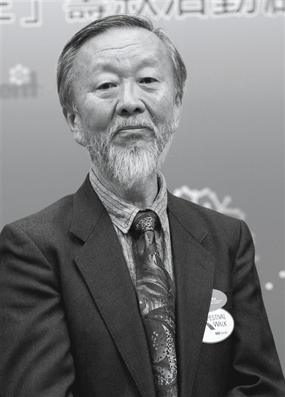 　　高锟，1933年出生于上海，1949年移居香港。2009年，高锟因“在光传输于纤维的光学通信领域的突破性成就”获得诺贝尔物理学奖。 图/视觉中国