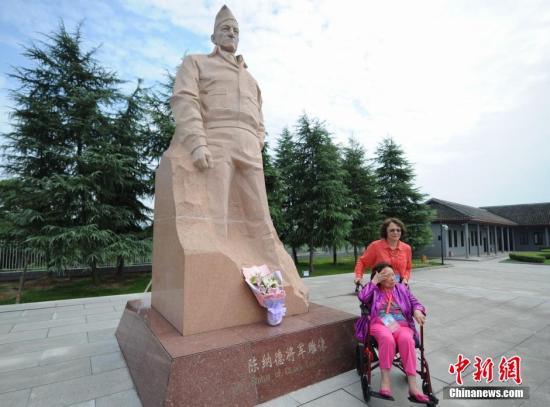 9月5日,陈纳德将军之妻陈香梅与两位昔日的美国飞虎队老兵来到湖南芷江飞虎队纪念馆参观。在现场,陈香梅为陈纳德的雕像献上了鲜花。杨华峰 摄 纪念飞虎队遗孀陈香梅:走在时代前沿的“铁蝴蝶”