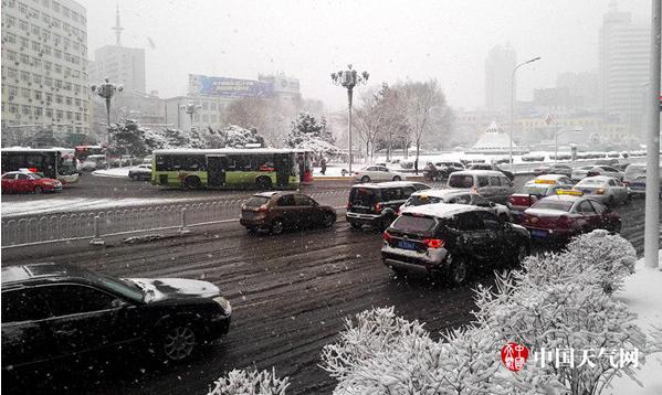 受寒潮影响,15日,辽宁本溪雨雪齐袭。(吴英杰 摄)