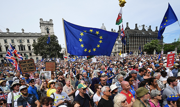 英国脱欧公投两周年,上万民众游行呼吁对脱欧