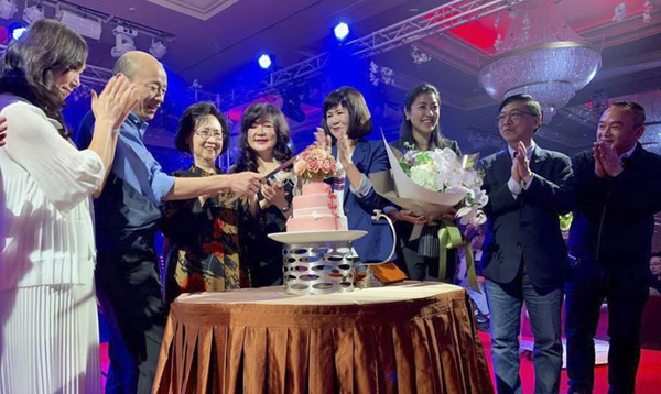 韩国瑜带头唱歌!琼瑶81岁大寿,第2生日愿望藏亮点。(图片来源:台湾“中时电子报”)