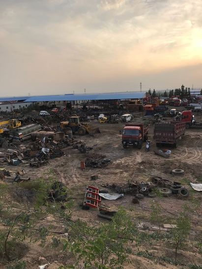 灵武再生资源循环经济示范区废旧汽车拆解现场