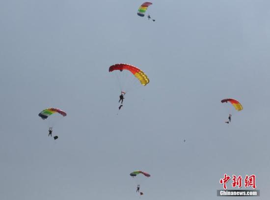 资料图：滑翔伞项目。中新社记者 张晨翼 摄