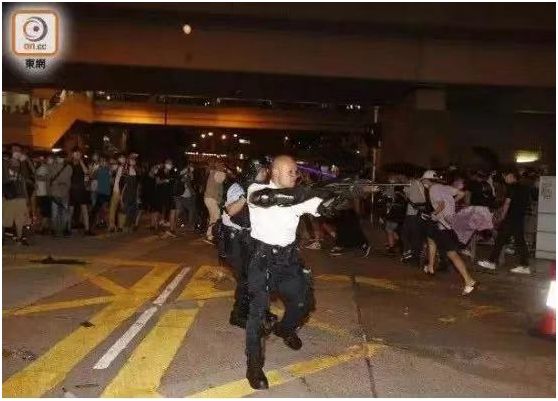  7月30日晚，刘Sir和警队队友因落单遭暴徒围殴，无奈举枪。图源：香港“东网”
