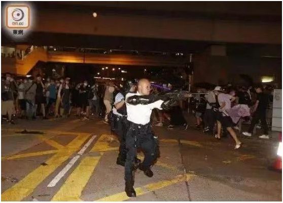 7月30日晚,刘Sir和警队队友因落单遭暴徒围殴,无奈举枪。图源:香港“东网”