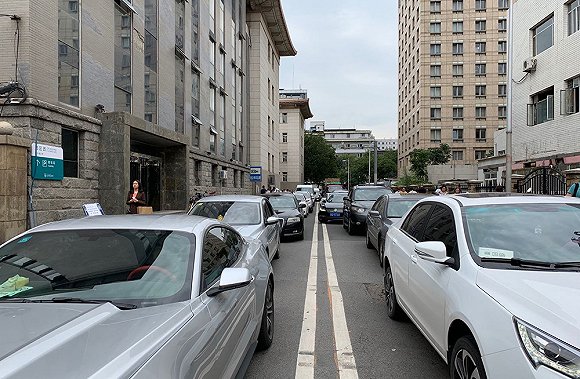 传奇真人赌城_想买个包?LV什么的满大街都是,来个独一无二的最有品位!