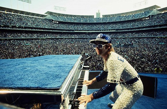 Terry O‘Neill于1975年在Elton John演唱会上拍摄的照片 图片来源：Iconic Images