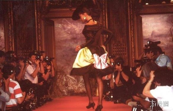 盘点那些别有趣味的老照片 当年超模罩杯都不