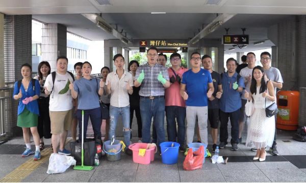 ▲9月1日,欧阳凤盈和同伴在湾仔地铁站附近做清洁活动。(新华社)