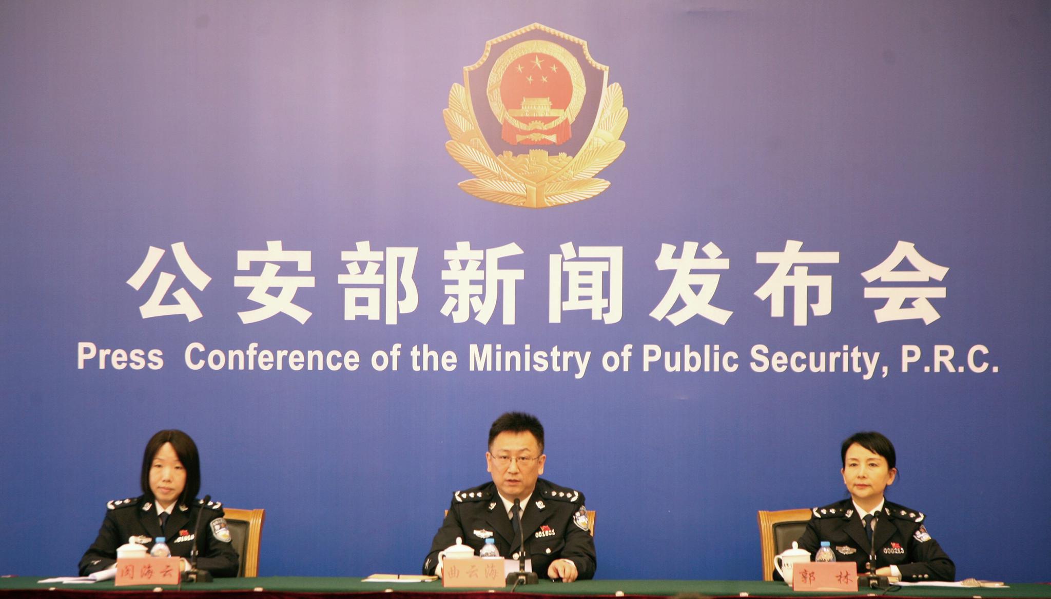 国家移民管理局出台新政 5月1日起在全国实行办理护照等出入境证件“只跑一次”制度