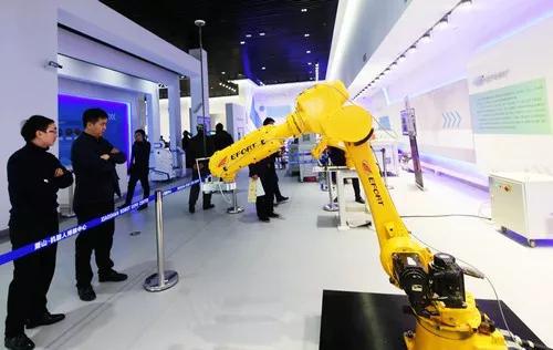 ▲资料图片：2017年12月20日，观众在萧山机器人博展中心参观工业机器人。