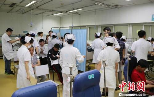5月14日，成都市第一人民医院急诊室内部分乘客接受检查。 时光 摄