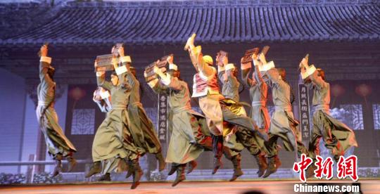 山西省教育厅高雅艺术进校园优秀剧目的素质教育歌舞剧《晋商魂》取材晋商文化,以祁县乔氏家族的故事为依托,荡气回肠地叙述了男主人公乔贵庸从白手起家到步入辉煌的创业历程。 屈丽霞 摄 全国高职院校素质教育研讨会召开 近300专家学者探索教育新路径