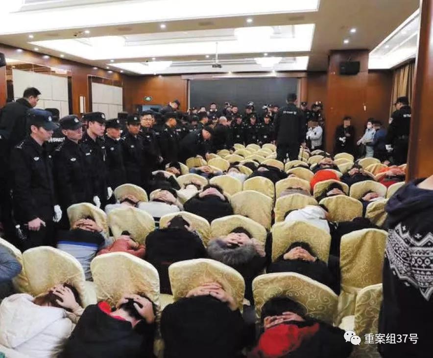 ▲2018年12月8日，江苏南通警方在一酒店抓获正在开会的传销团伙。 警方供图