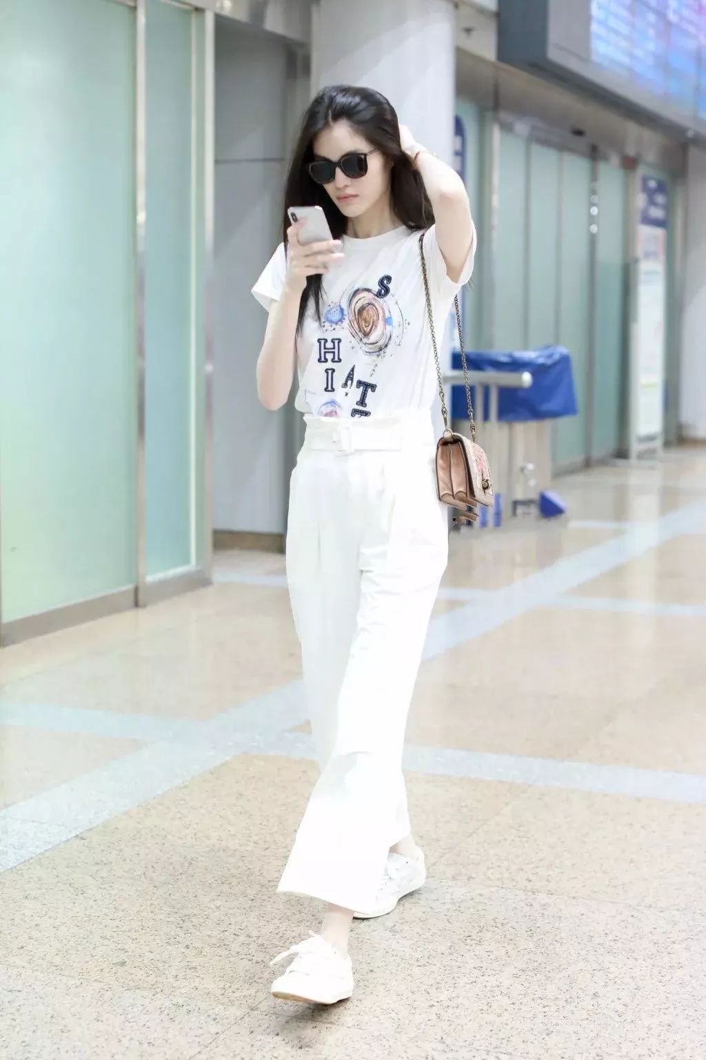 刘雯何穗同穿阔腿裤平底鞋,谁最美?