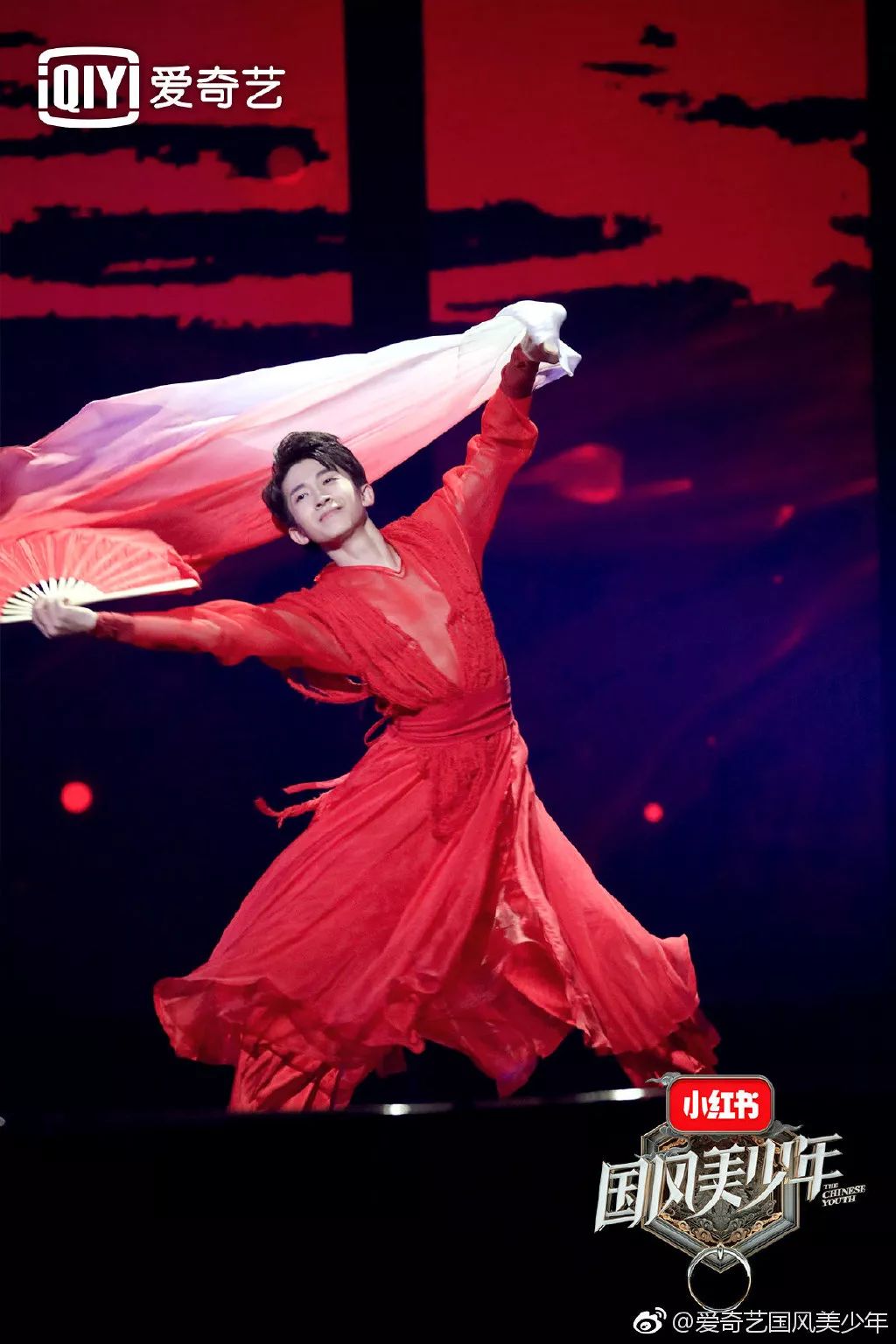 到三位召集人交口称赞的红衣少年刘宇,美轮美奂的扇舞表演从唤起观众"