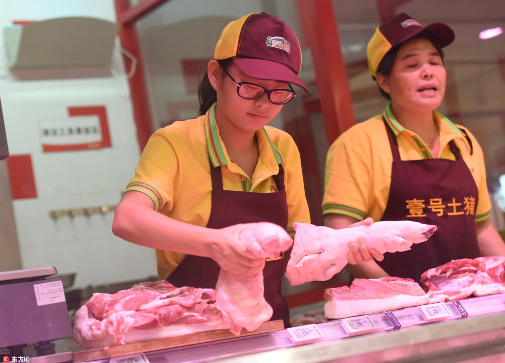 女大学生暑期打工卖猪肉赚学费,爸妈心疼太累