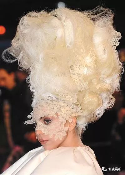 不懂时尚 | 这是要起飞？但她真是肉眼可见的美了好多！