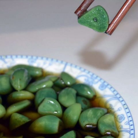 想做"自然变绿"的腊八蒜?直接加白醋就错了,地道秘方拿走不谢