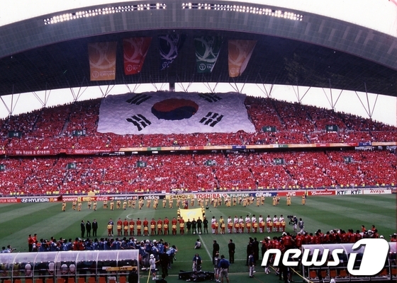 1541119519257335.jpg 图为2002年韩日世界杯期间的韩国光州球场。(韩国NEWS 1)