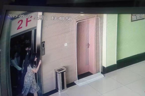 k8彩票最新登录首页,流浪小奶狗长了根白尾巴路人都不愿收养,女孩抱起狗狗一脸得意