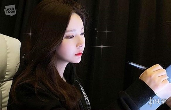 这画的就是自己吧!韩漫《女神降临》作家猫咪真容曝光