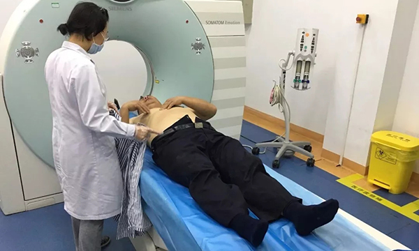 奥迪司机醉驾险撞到协警 拒检测踹断交警三根肋骨