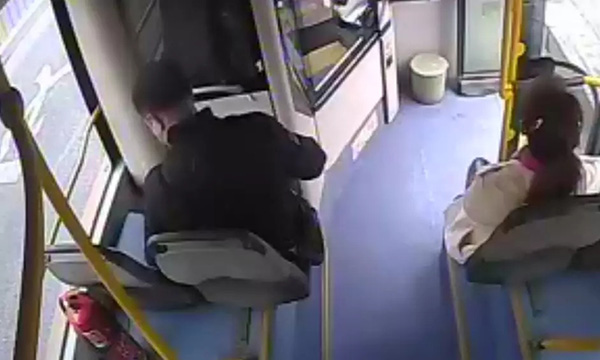 飞鸿娱乐报道:男子在公交车上捡走电脑,失主:监控拍到你了,能还给我吗? 飞鸿娱乐报道:男子在公交车上捡走电脑,失主:监控拍到你了,能还给我吗?