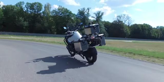 宝马研发“无人驾驶”摩托车 可自动加速/转弯