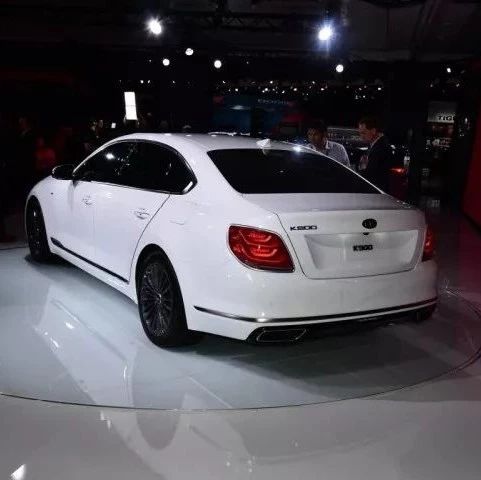 这大屁股！远看以为是“宾利”，近看车标我懵了！KIA......