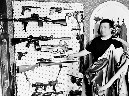 小吴家书房一侧的墙上挂满了各种仿真枪。